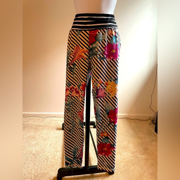 Beautiful colorful leggings in perfect condition. crunch bottom lift . - Picture 1 of 3